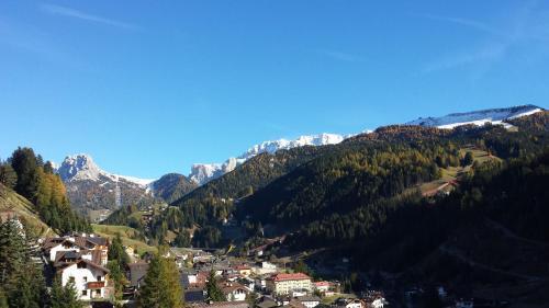 Hotel Garni Gardena - Appartments Santa Cristina Val Gardena エクステリア 写真
