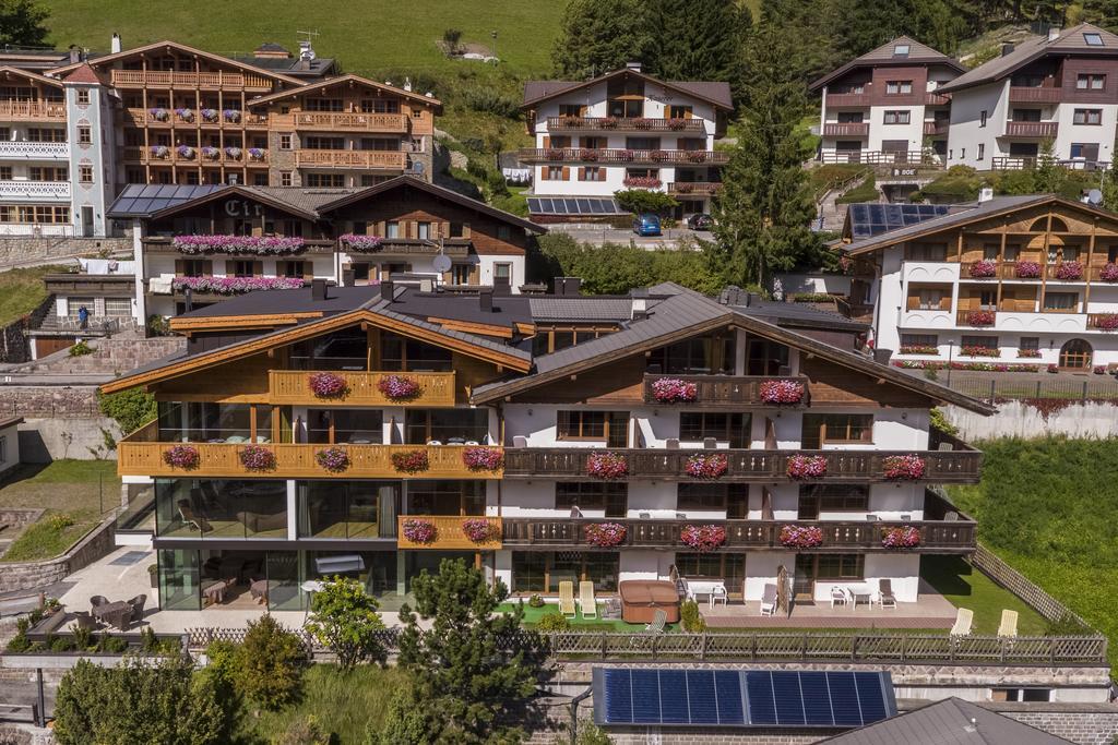 Hotel Garni Gardena - Appartments Santa Cristina Val Gardena エクステリア 写真