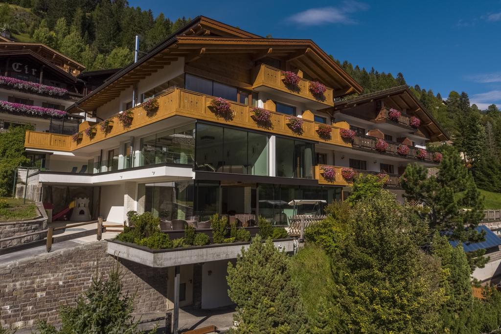 Hotel Garni Gardena - Appartments Santa Cristina Val Gardena エクステリア 写真