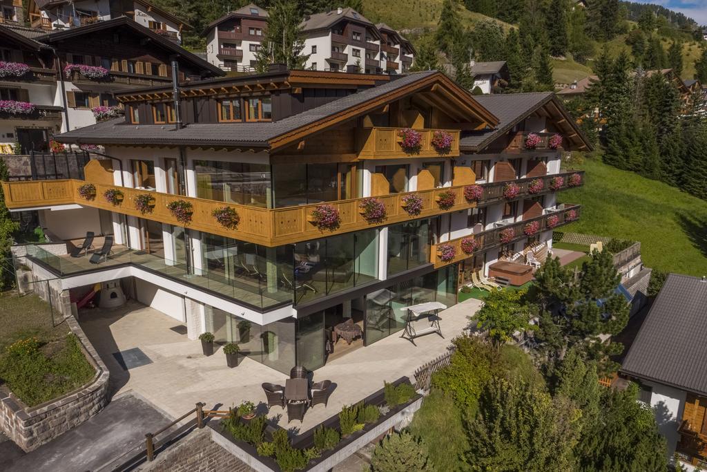 Hotel Garni Gardena - Appartments Santa Cristina Val Gardena エクステリア 写真