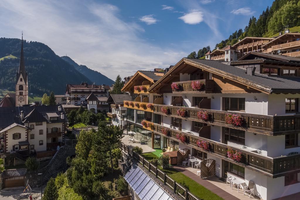 Hotel Garni Gardena - Appartments Santa Cristina Val Gardena エクステリア 写真