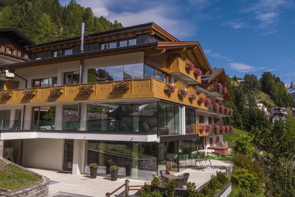 Hotel Garni Gardena - Appartments Santa Cristina Val Gardena エクステリア 写真